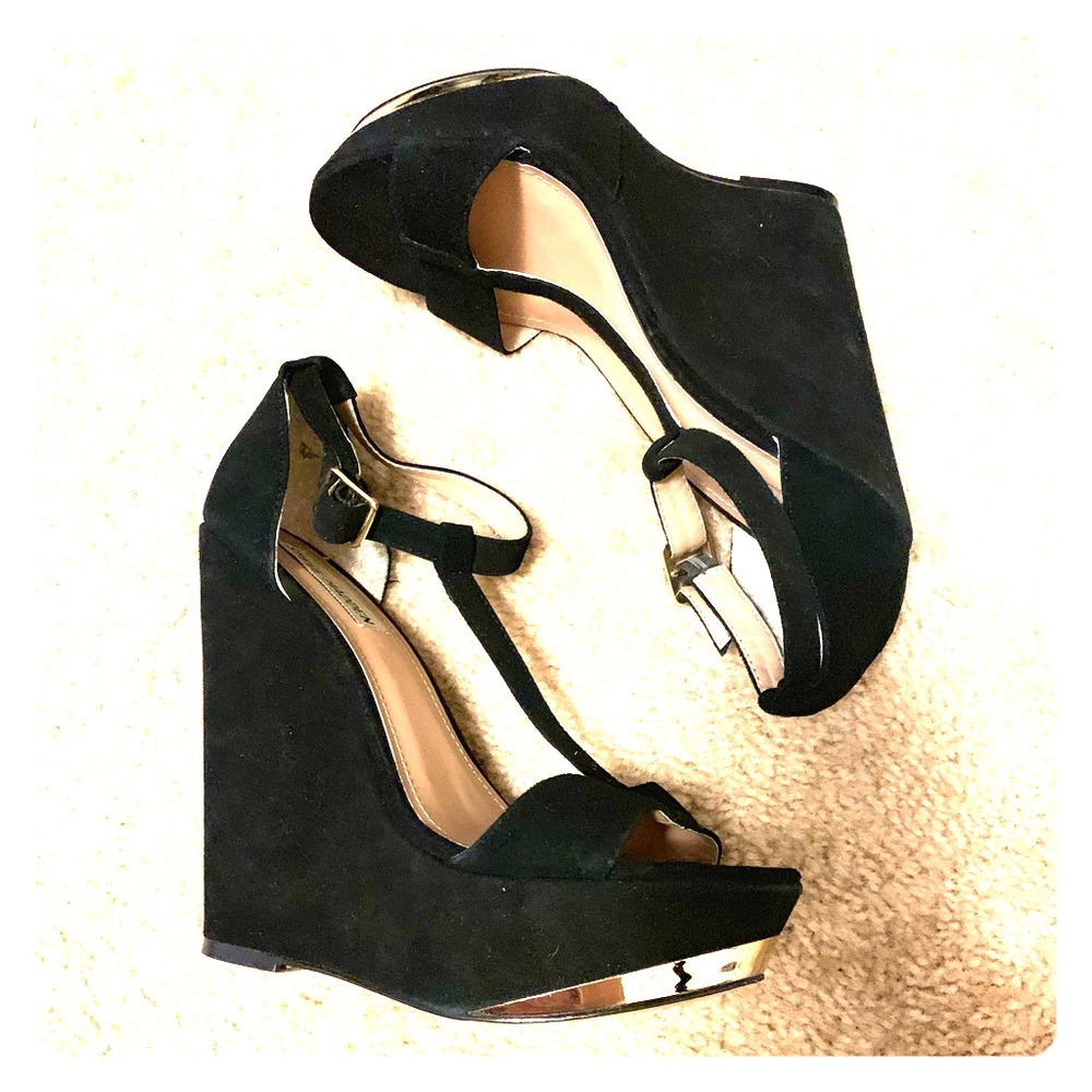 Platform wedges with gold detail! T strap NWOT